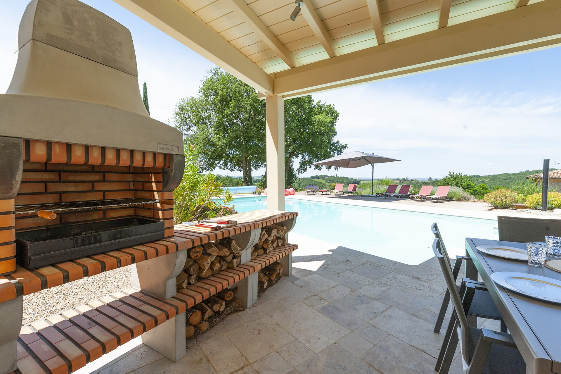 Outdoor barbecue and kitchen